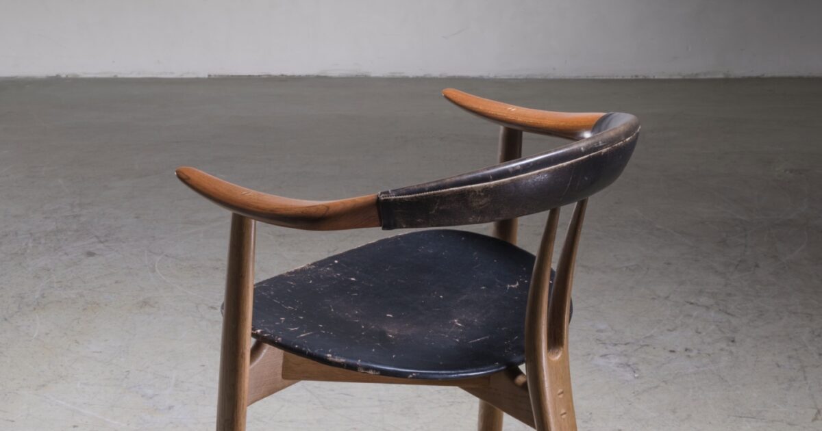 Arne Hovmand-Olsen three-legged chair | Bloomberry